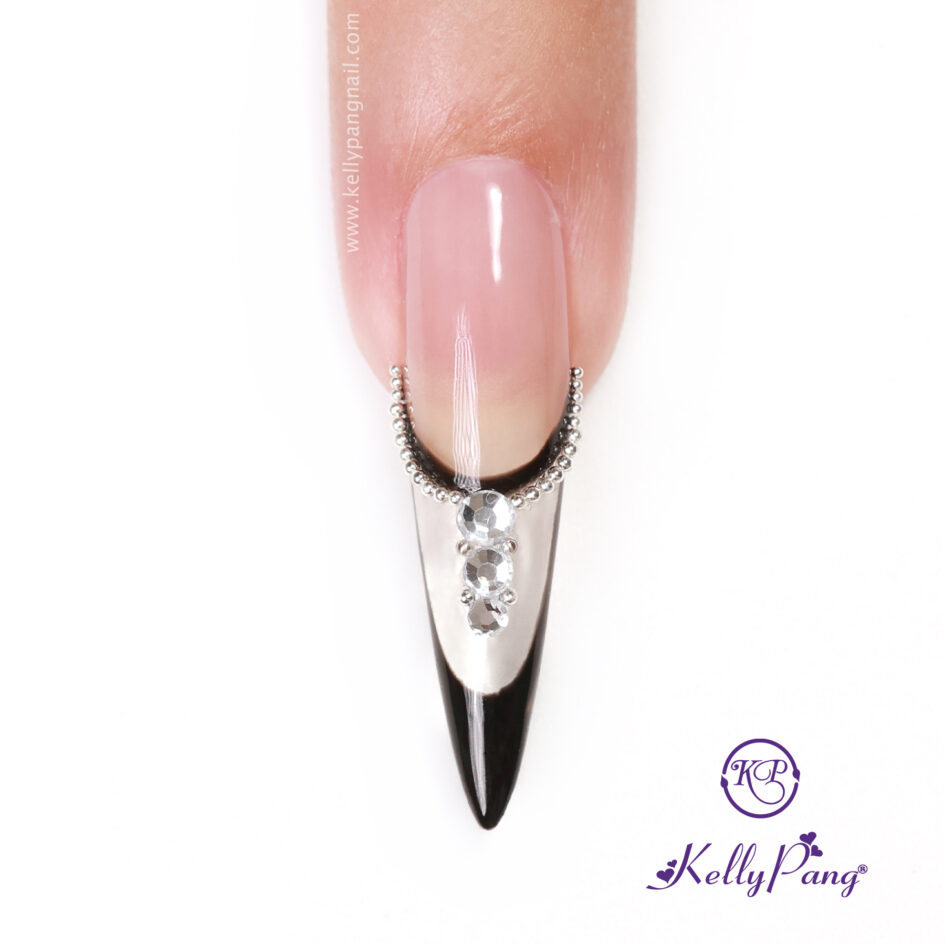 Hướng dẫn vẽ móng Cách Vẽ Nail Đơn Sắc Đính Đá Lấp lánh – Chuẩn Gu Quý Phái Bước 4 Hướng dẫn vẽ móng Cách Vẽ Nail Đơn Sắc Đính Đá Lấp lánh – Chuẩn Gu Quý Phái Bước 4